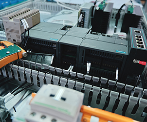 大型成套高壓反應釜設備電控箱內(nèi)部